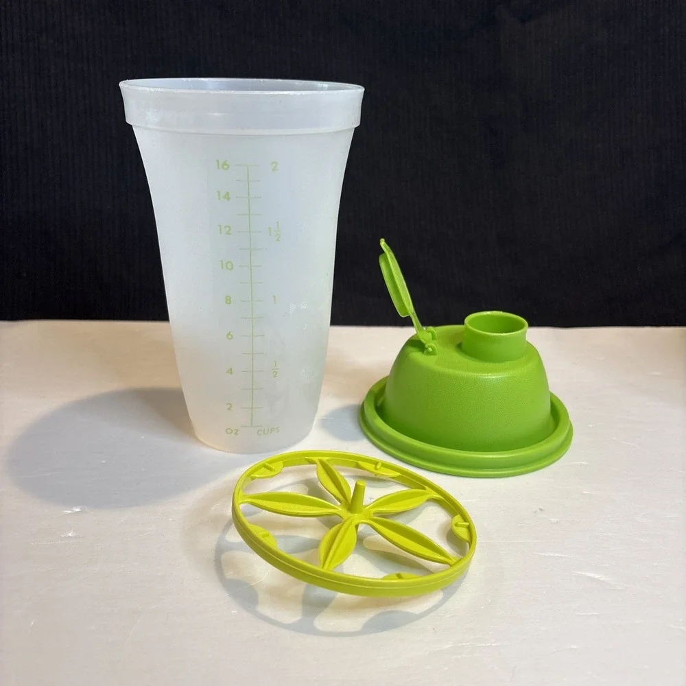 Tupperware Bottle Quick Shaker Blender Green 16 oz Salad Dressing Mixer 844-26